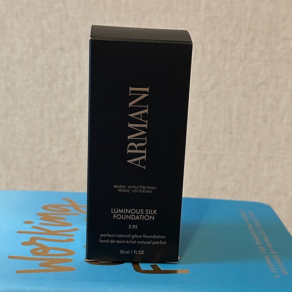 Giorgio Armani Luminous Silk Foundation - Black Packaging